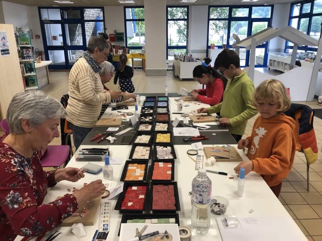 initiation mosaique enfants et adultes &agrave; la Biblioth&egrave;que de Ch&acirc;teaulin - oiseau
