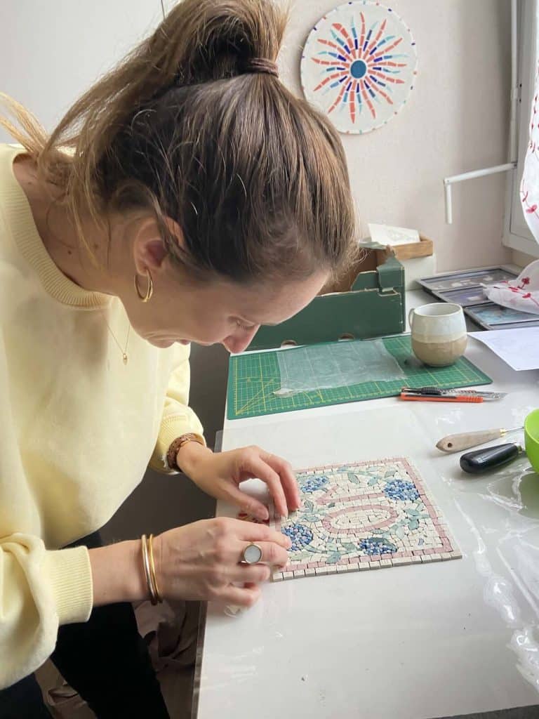 Stagiaire mosa&iuml;ste terminant une mosa&iuml;que dans mon atelier &agrave; Ch&acirc;teaulin