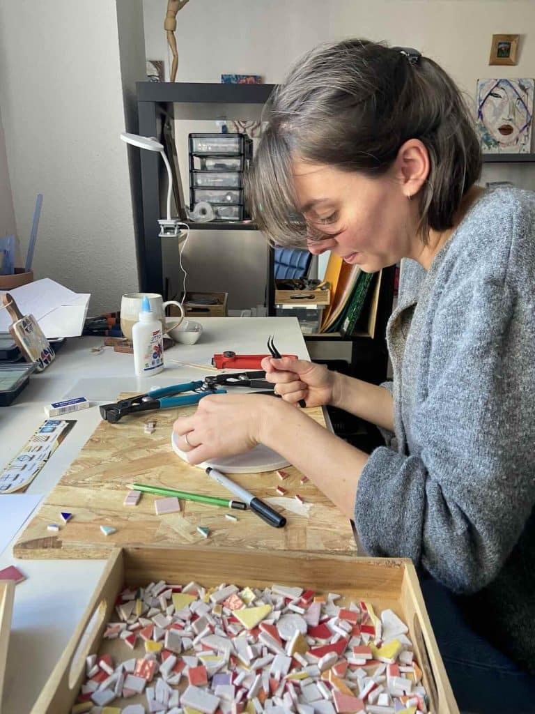 Stagiaire mosa&iuml;ste r&eacute;alisant une mosa&iuml;que dans mon atelier &agrave; Ch&acirc;teaulin