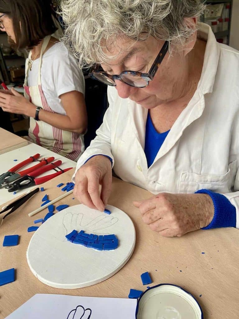 Stagiaire mosa&iuml;ste commen&ccedil;ant une mosa&iuml;que dans mon atelier &agrave; Ch&acirc;teaulin