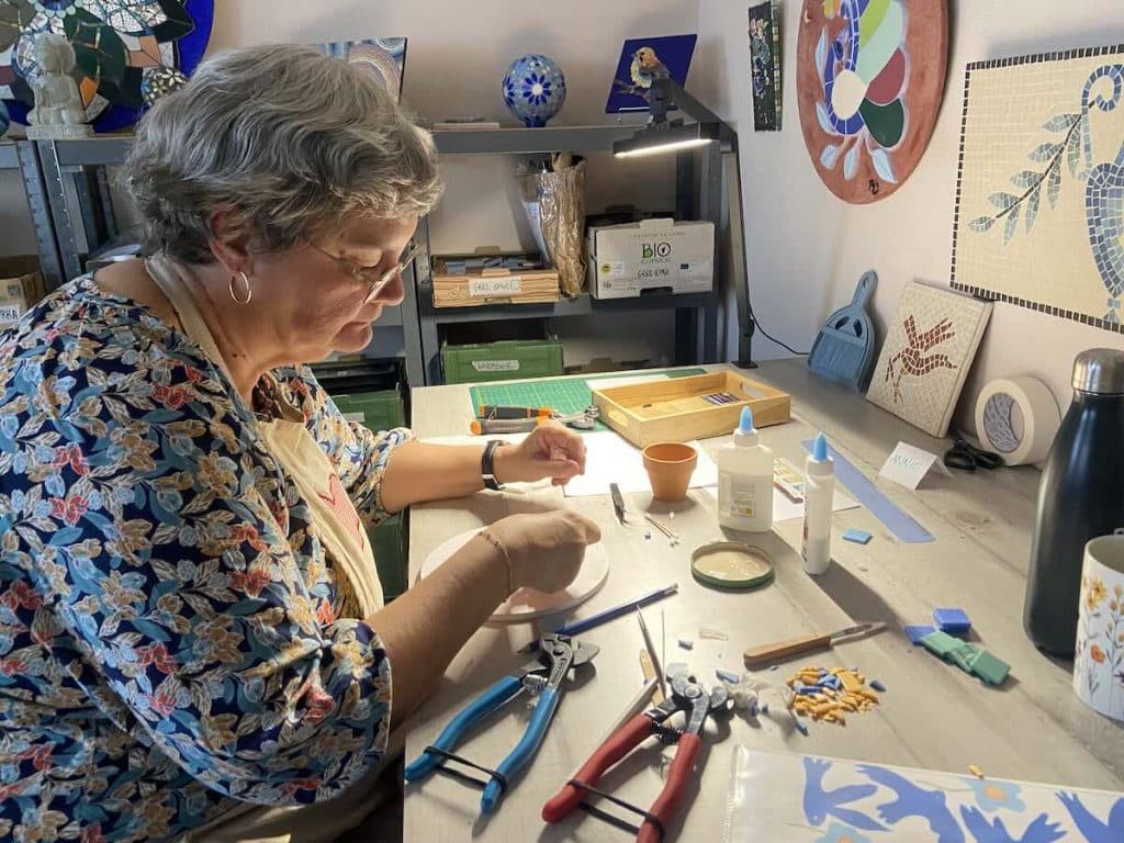 Stagiaire mosa&iuml;ste r&eacute;alisant une mosa&iuml;que dans mon atelier &agrave; Ch&acirc;teaulin
