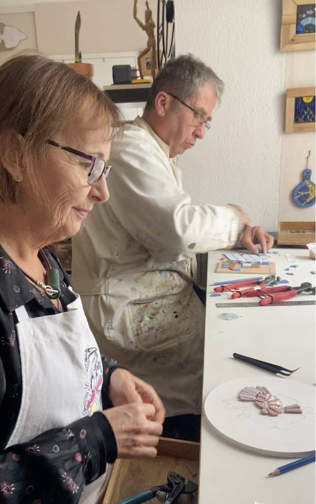 Stagiaire mosa&iuml;ste r&eacute;alisant une mosa&iuml;que dans mon atelier &agrave; Ch&acirc;teaulin