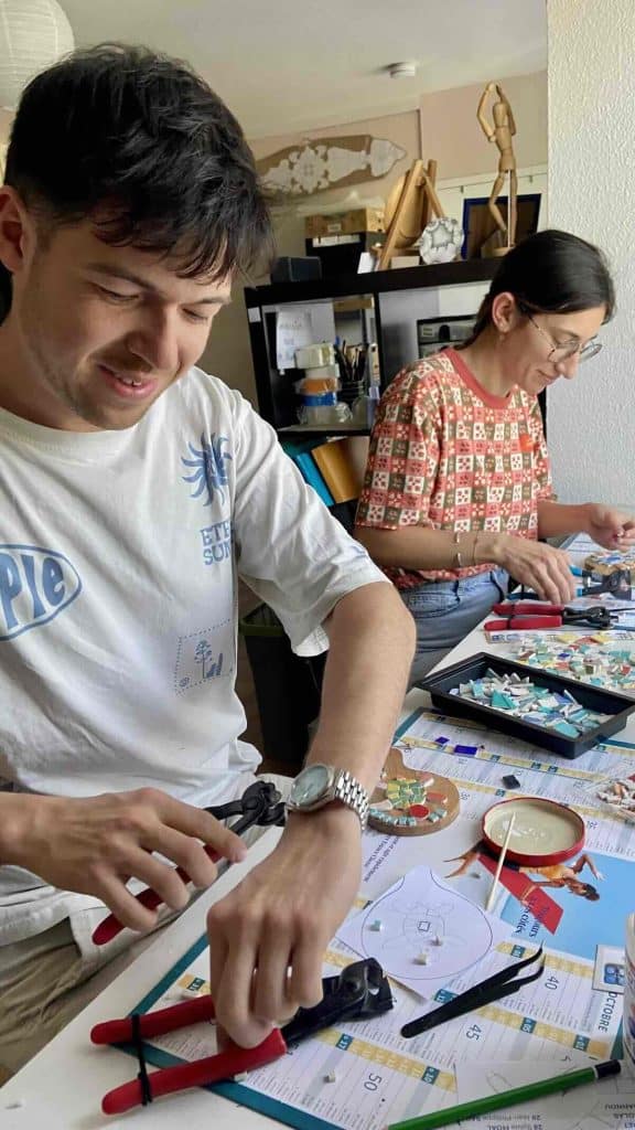 Stagiaire mosa&iuml;ste r&eacute;alisant une mosa&iuml;que dans mon atelier &agrave; Ch&acirc;teaulin