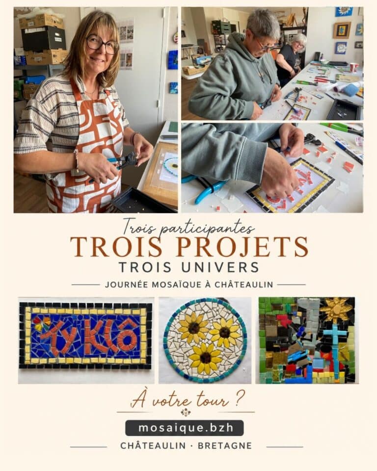 Trois participantes r&eacute;alisant des mosa&iuml;ques lors d&rsquo;une journ&eacute;e de cr&eacute;ation &agrave; l&rsquo;atelier de Marie-Christine Planchon &agrave; Ch&acirc;teaulin, avec pr&eacute;sentation de leurs trois r&eacute;alisations termin&eacute;es.